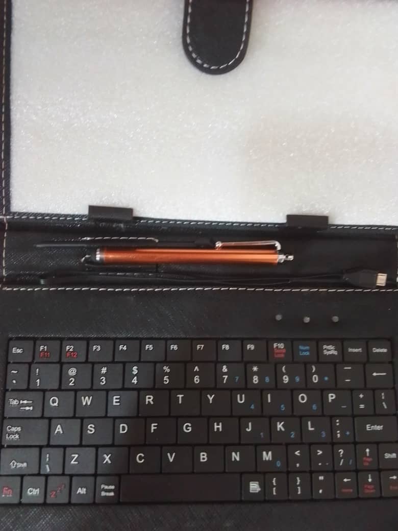 Estuche  Con Teclado Para tablet Semicuero